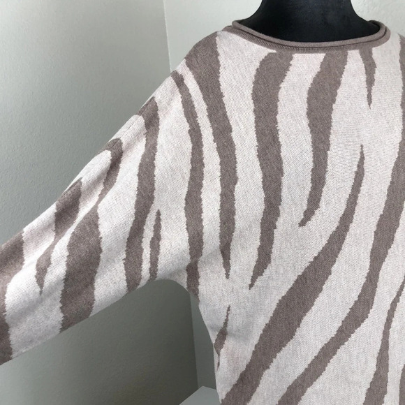 2/$30 TAHARI Sweater Size Medium Zebra Print Wool Blend Tan Brown Crewneck - Picture 9 of 16